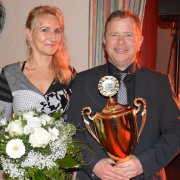 Den großen Wanderpokal als Sportler des Jahres 2016 erhielt Frank Möller. Für Freundin Brigitte Kramer gab es einen Blumenstrauß.